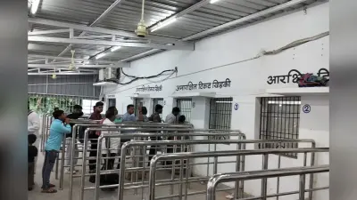 बेतिया रेलवे स्टेशन का अस्थायी आरक्षण केंद्र बना तपता तंदूर, भीषण गर्मी से यात्री परेशान